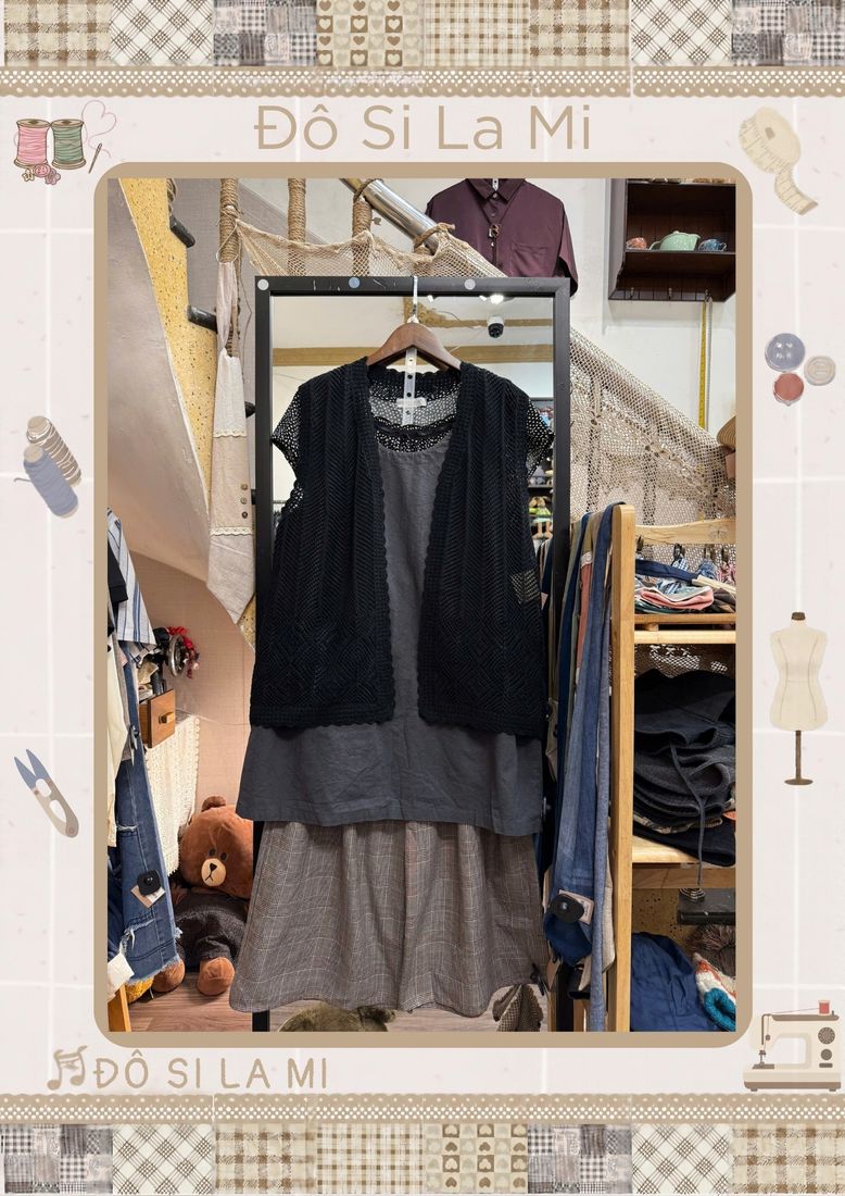 Áo gile đen phối áo xám và chân váy rêu