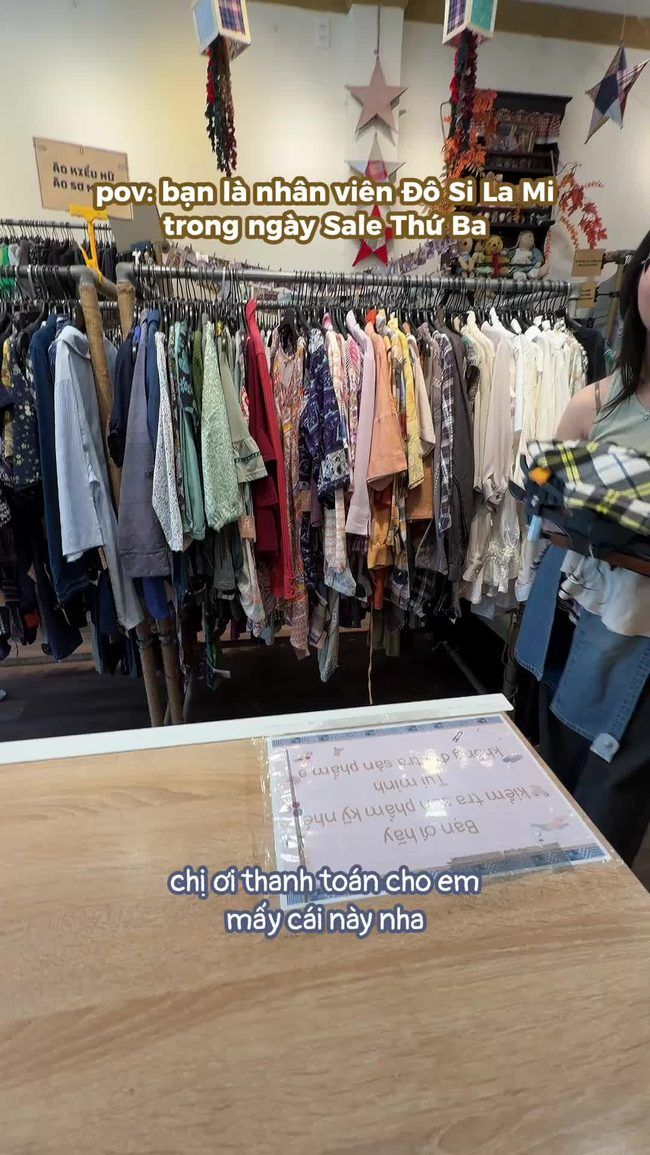 Nhân viên Đô Si La Mi kiểm tra sản phẩm trong ngày Sale Thứ Ba